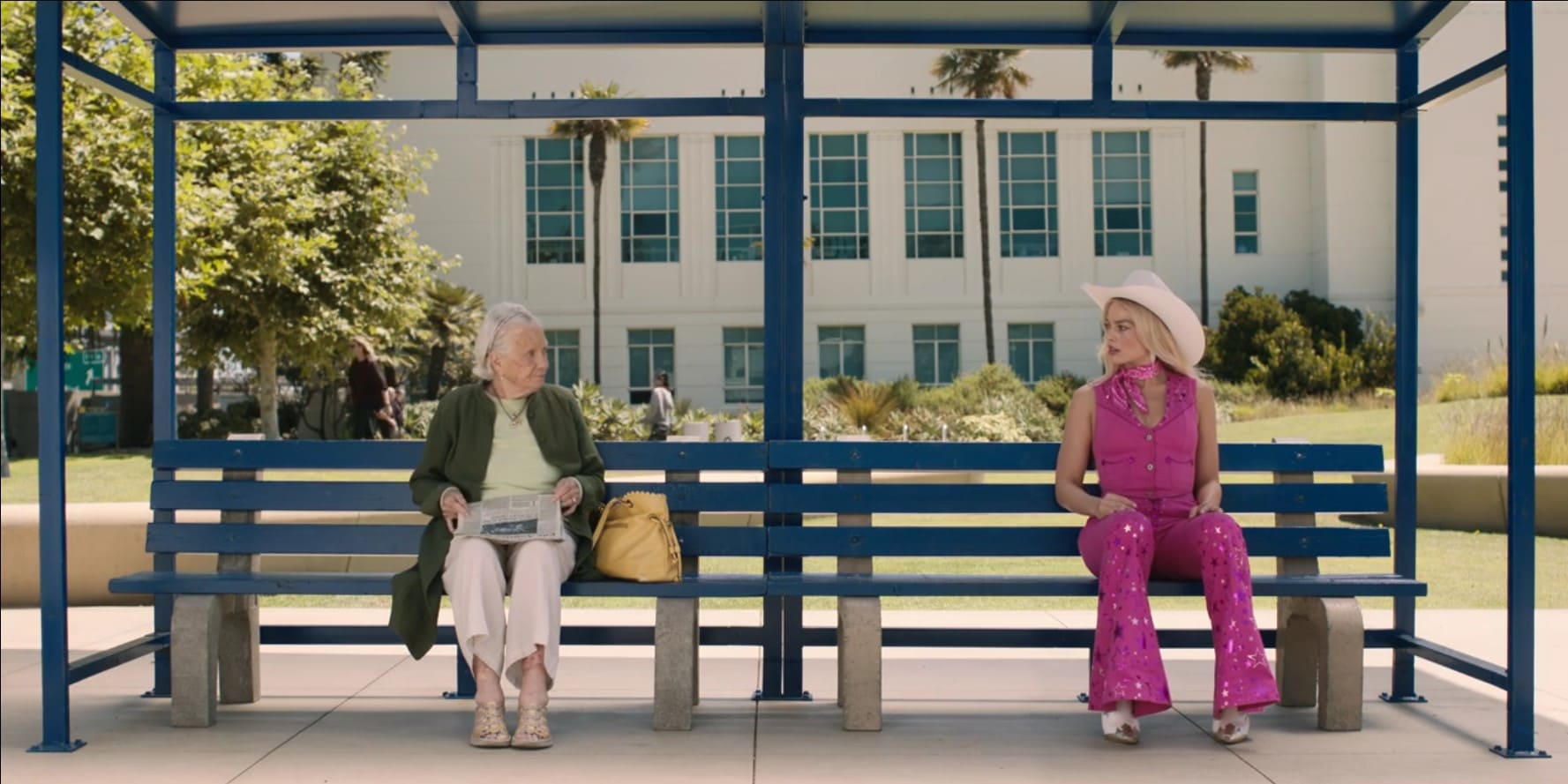 Barbie admira la belleza de una anciana