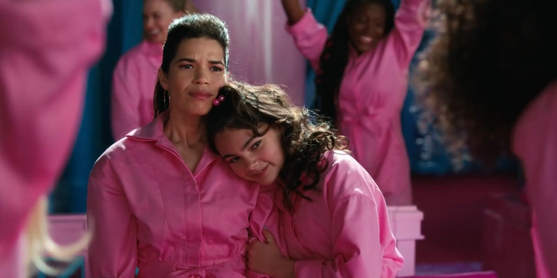 Abrazo mader e hija en Barbie