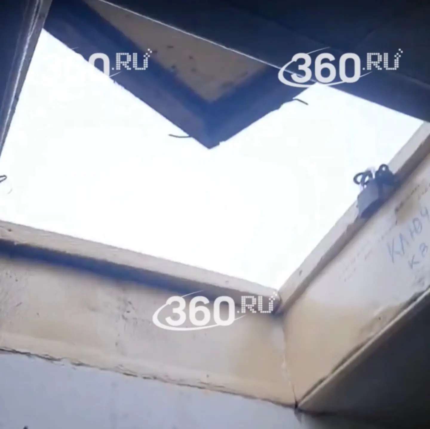 В Анадыре на Чукотке ветер сорвал крышу жилого дома во время снежного шторма