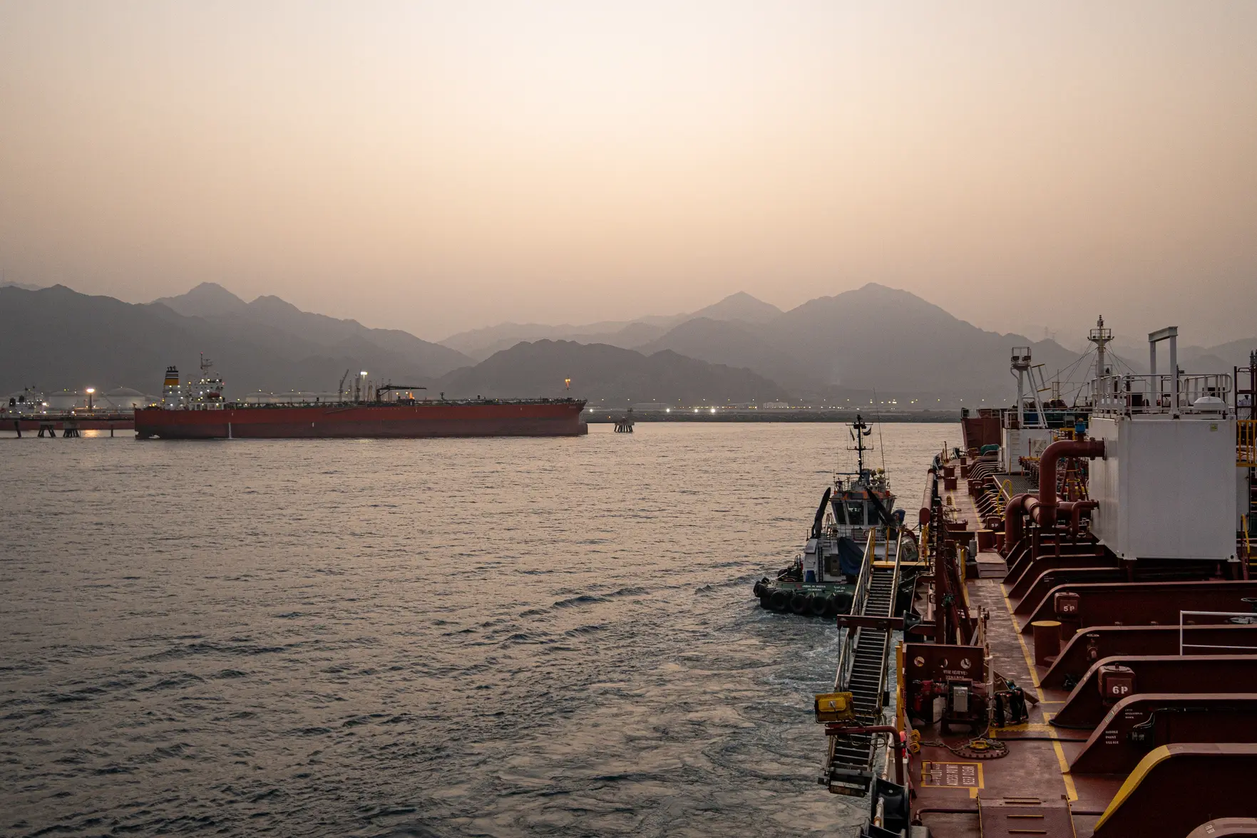 Атака беспилотника остановила погрузку нефти в порту Фуджайра