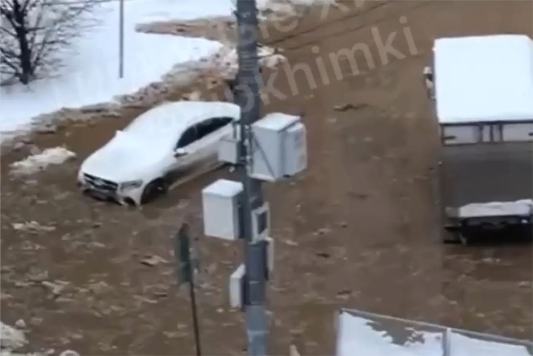 Авария в Химках: двор с машинами затопило после прорыва трубы