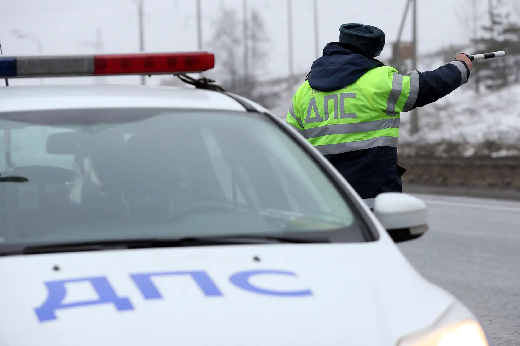 Авария в Нижнем Новгороде: опора линии электропередач рухнула на автобус