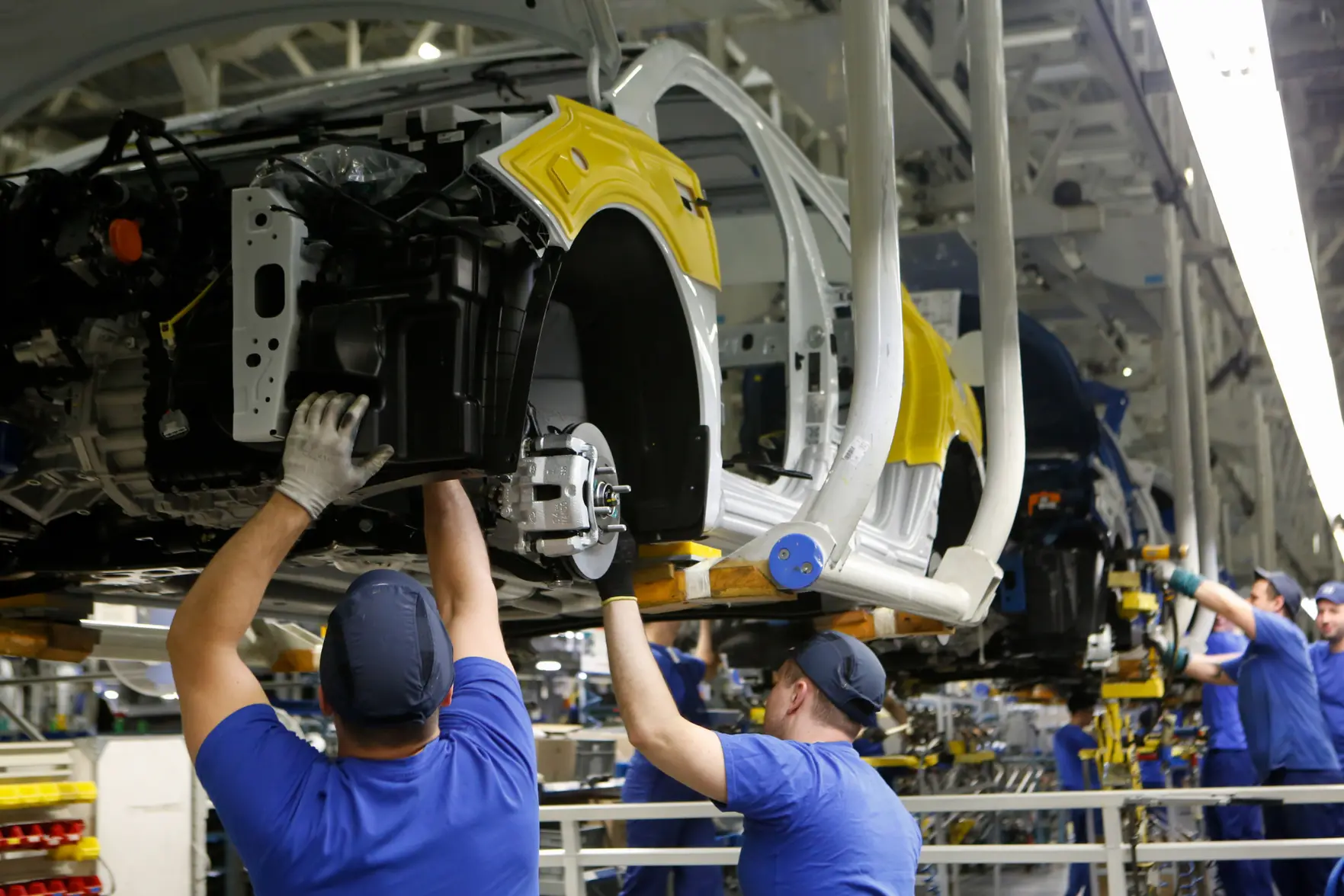 Автомобильный завод Solaris приостановил выпуск трех моделей с механической коробкой передач