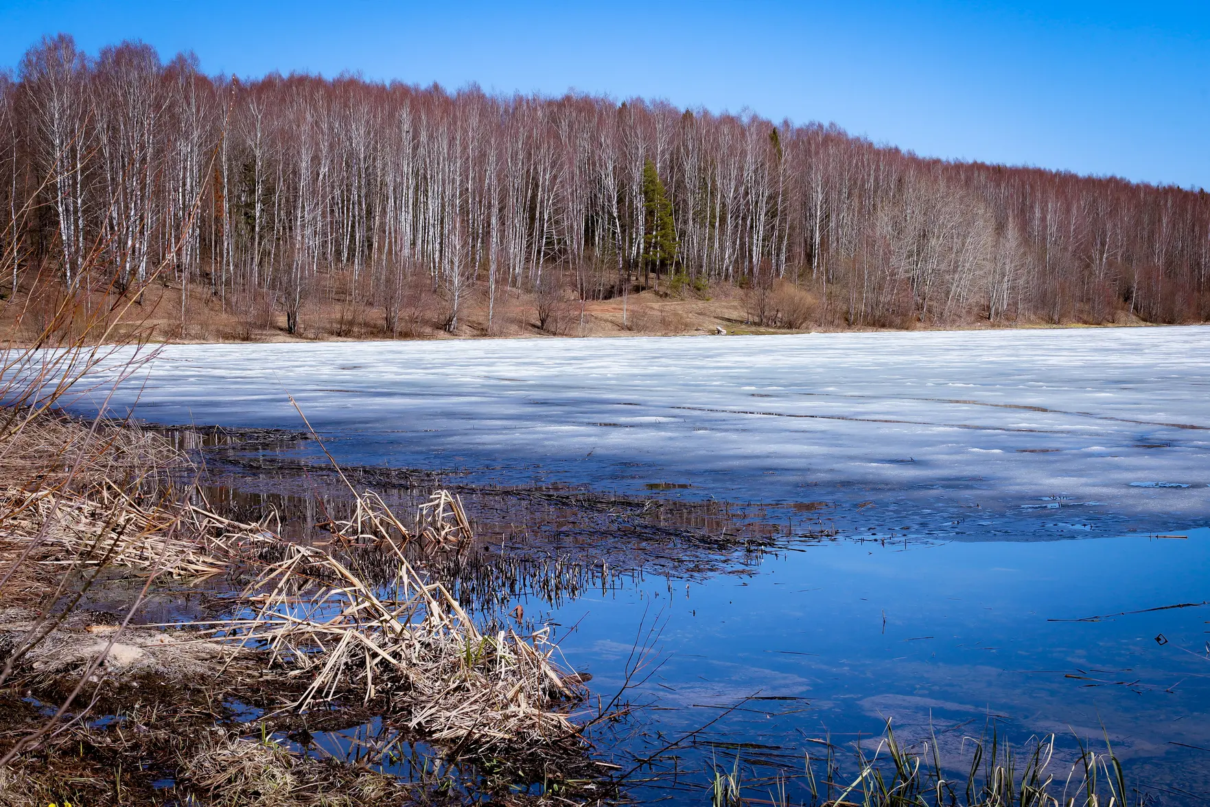 Как безопасно выходить на лед: советы спасателей