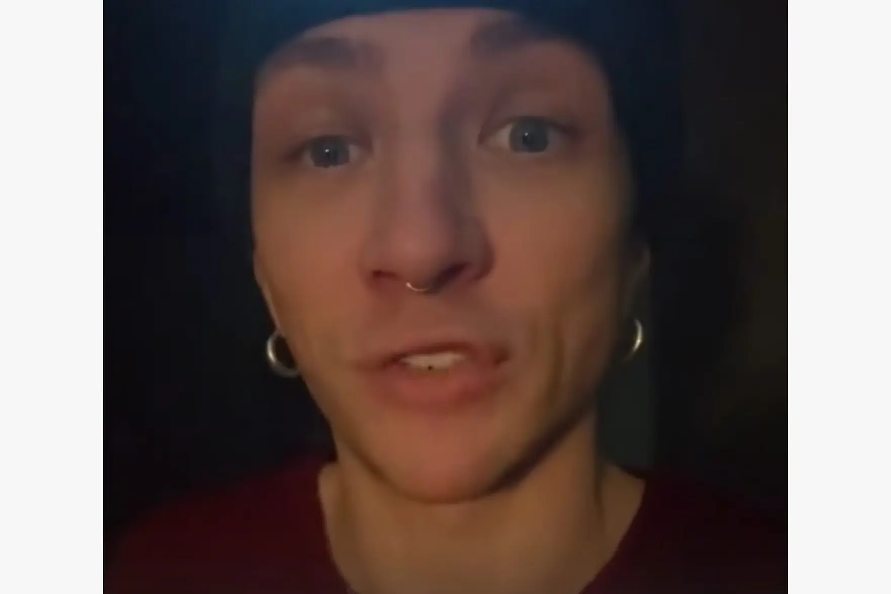 Блогер из Киева рассказал, что из-за холода живет в туалете своей квартиры