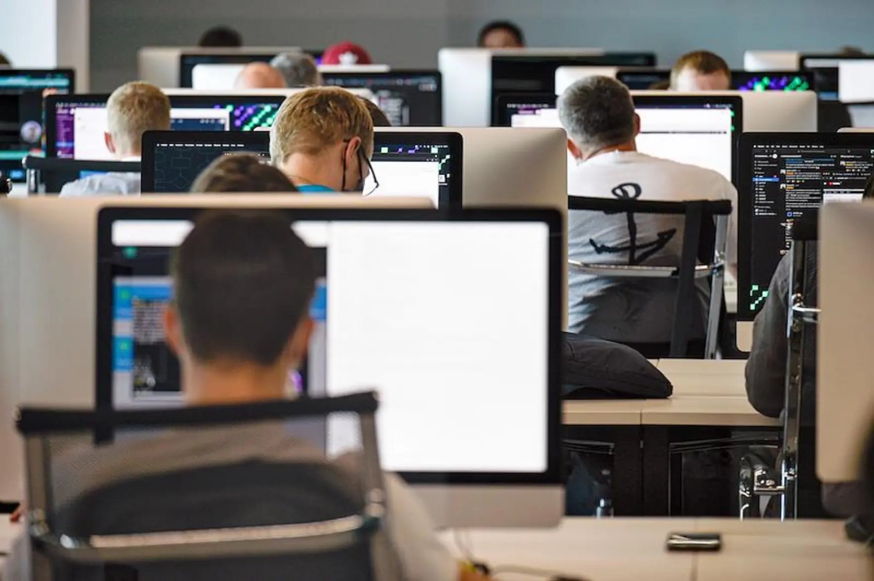 ЦБ: напряженность на рынке труда в России снижается, вакансий стало меньше