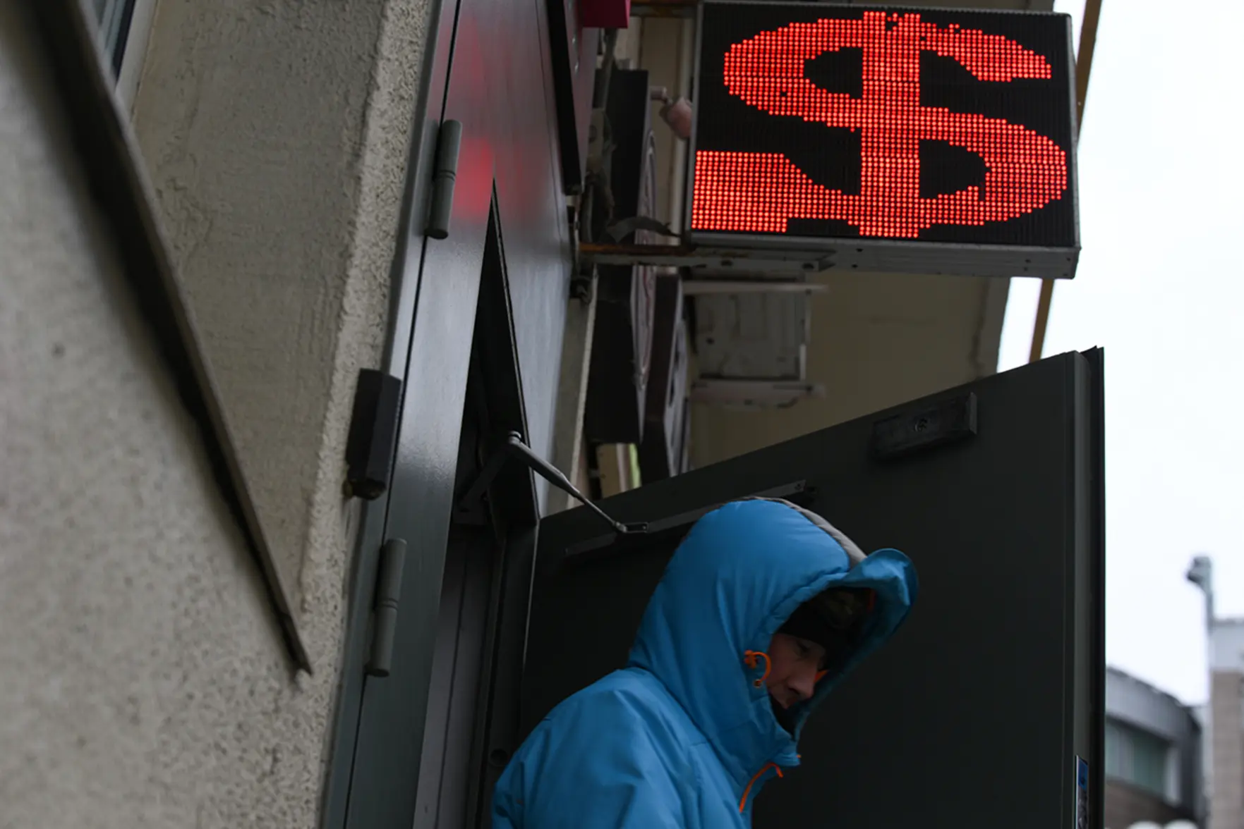 ЦБ поднял официальные курсы доллара, евро и юаня на 27 февраля