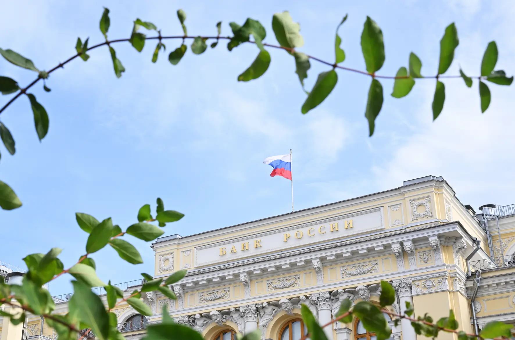 ЦБ сдерживает снижение ключевой ставки из-за высоких инфляционных ожиданий