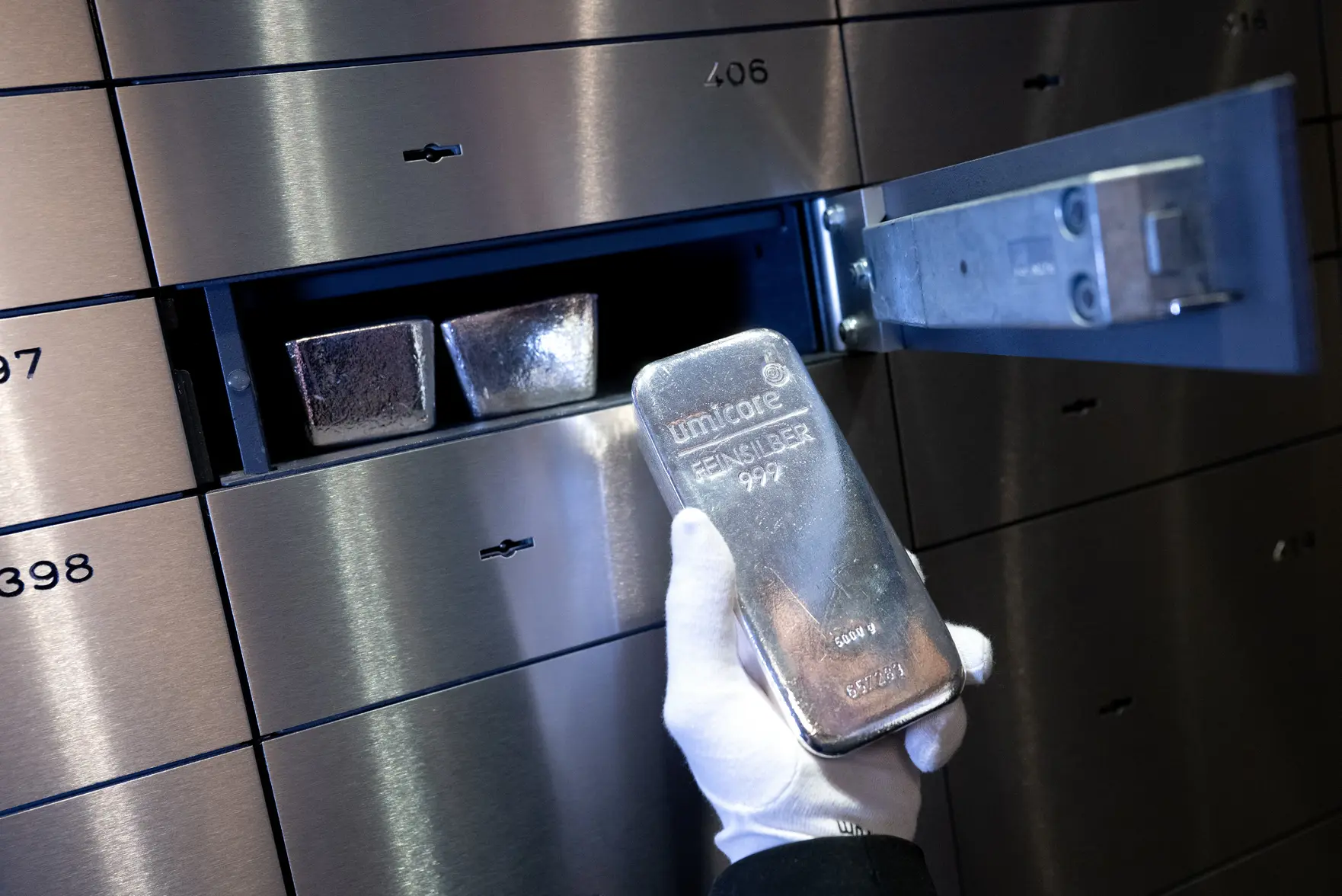 Цены на серебро взлетели выше 80 долларов за унцию