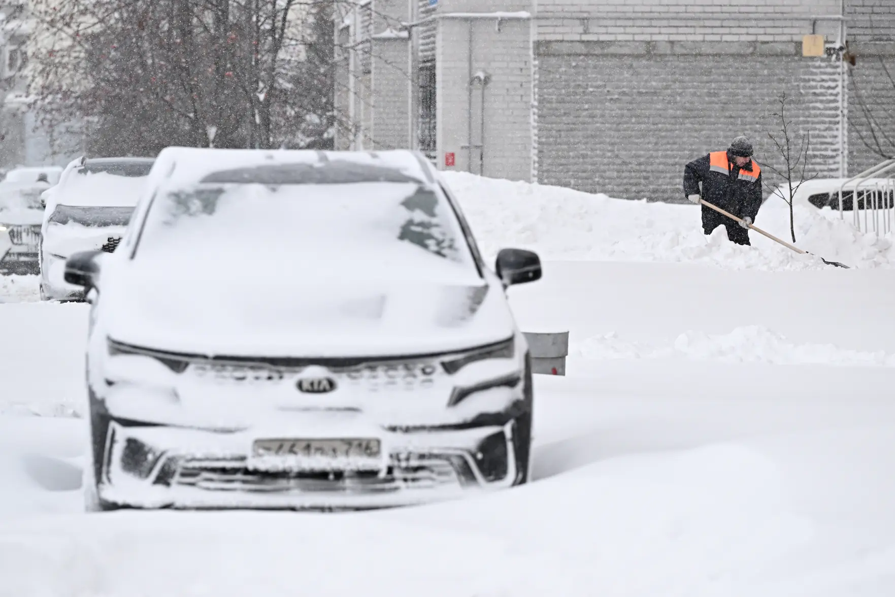 Цены на уборку снега взлетели в три раза в трех российских регионах