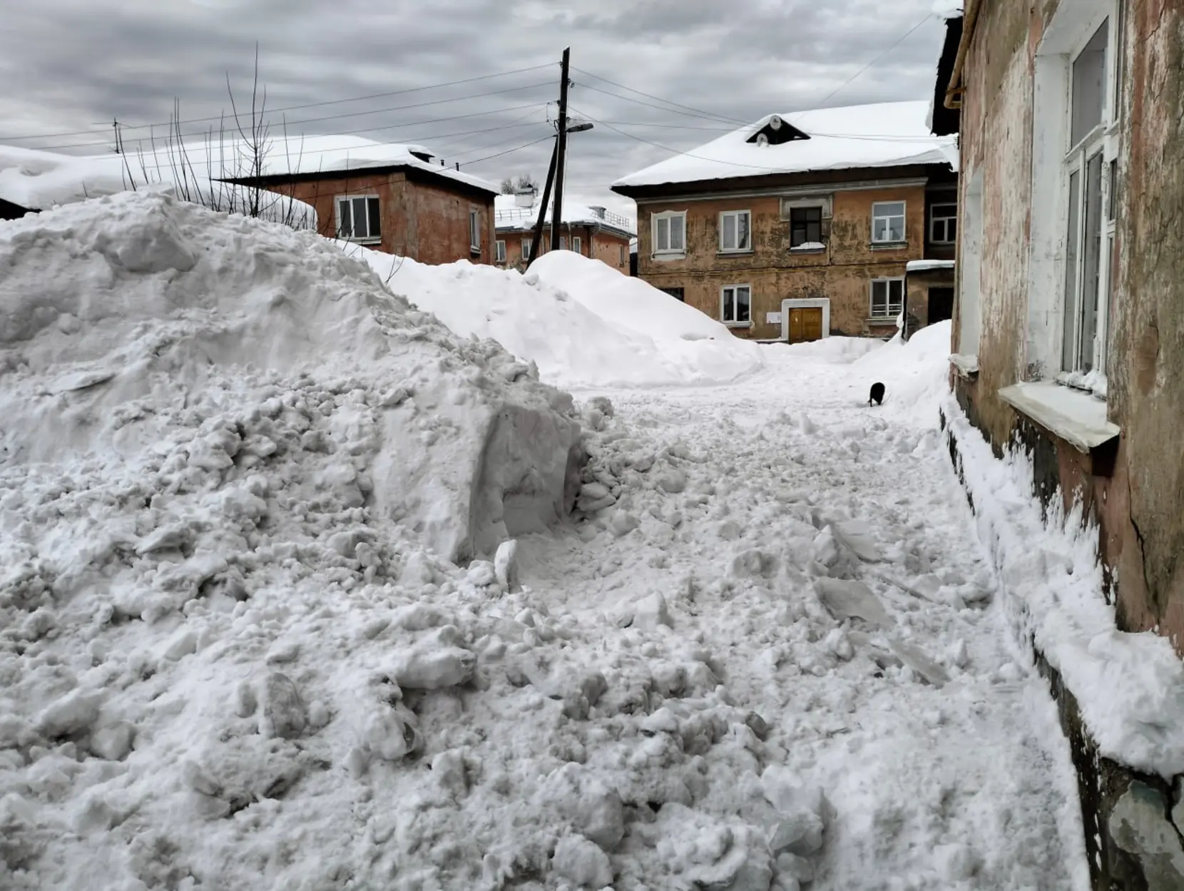 В Чусовом на ребенка упал снег с крыши дома на Школьной