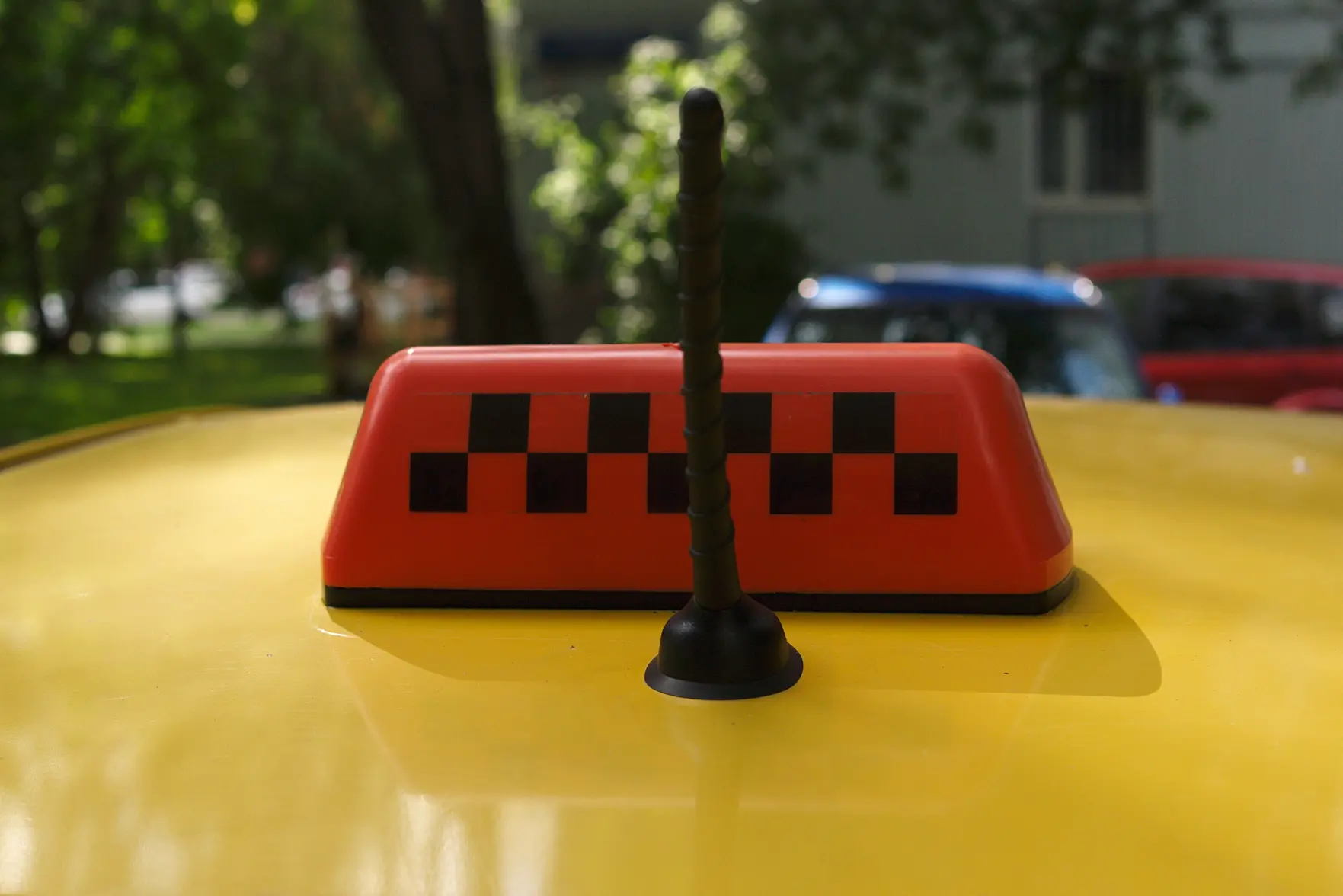 Депутаты предложили ограничить парковку такси во дворах многоквартирных домов