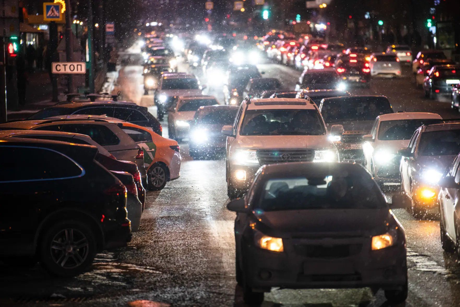 Девятибалльные пробки начались в Екатеринбурге из-за мощного снегопада