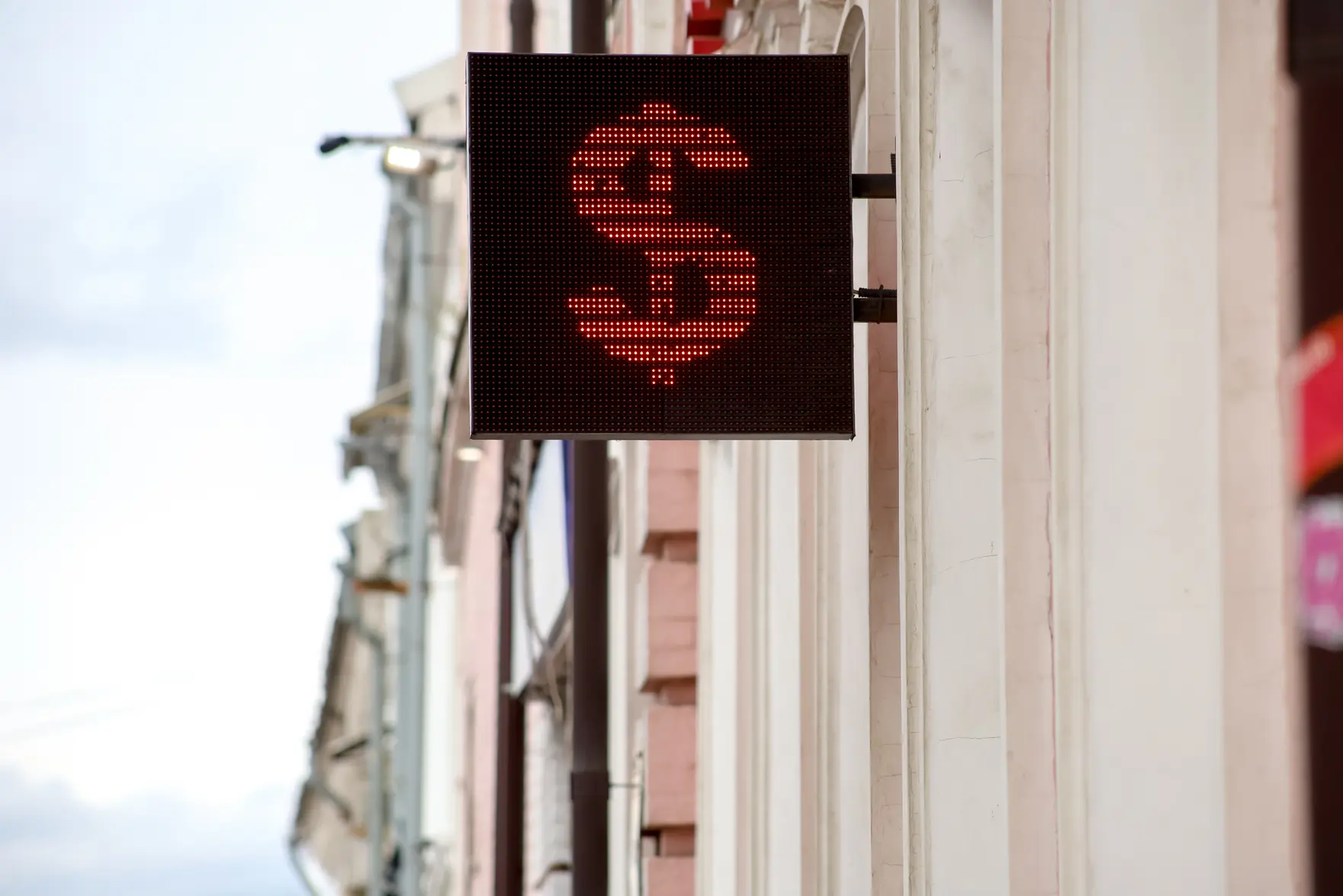 Экономист: доллар будет слабеть, но резкого обвала в ближайшее время не ждут