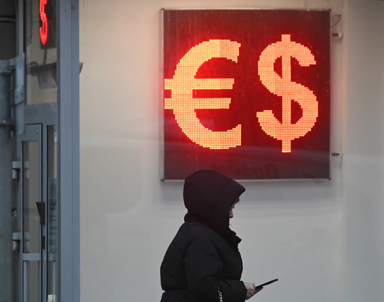 Доллар подешевел до 78,74 рубля: что ждет валютный рынок в 2026 году