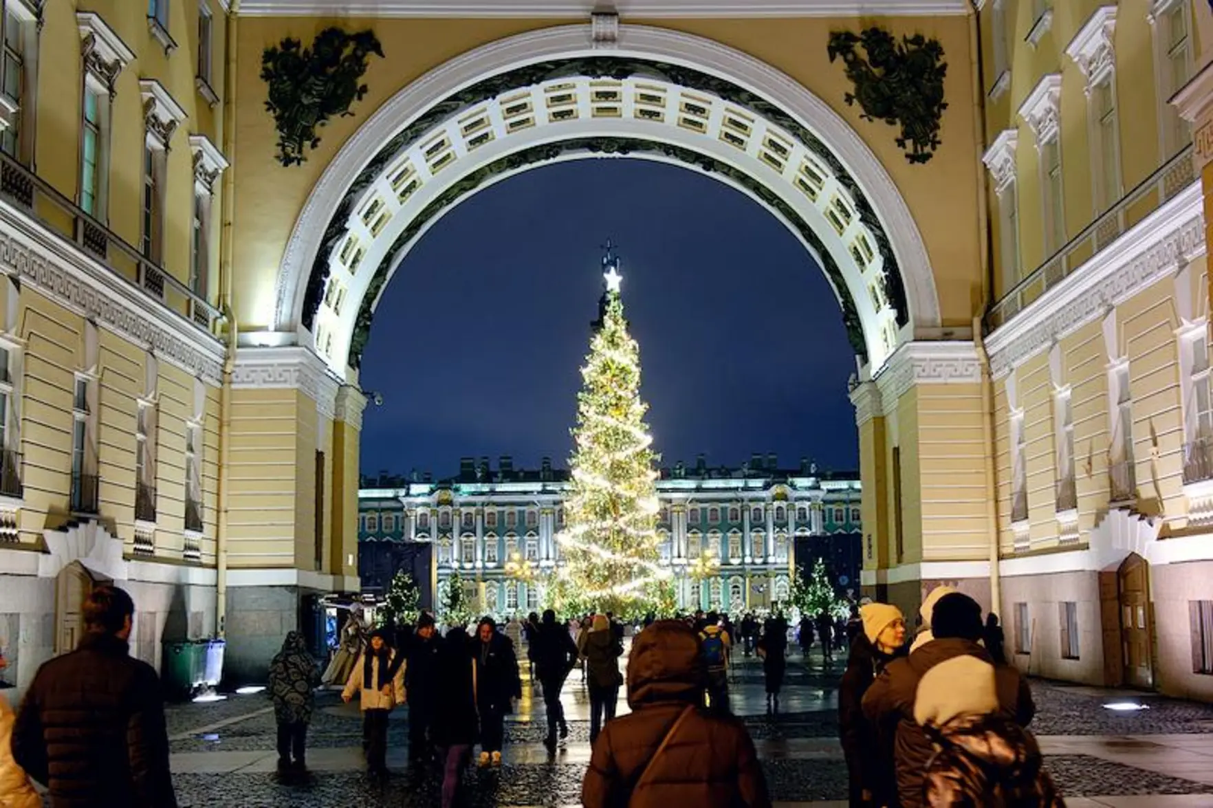 Главную новогоднюю елку Санкт-Петербурга срубили и отправили на Дворцовую площадь