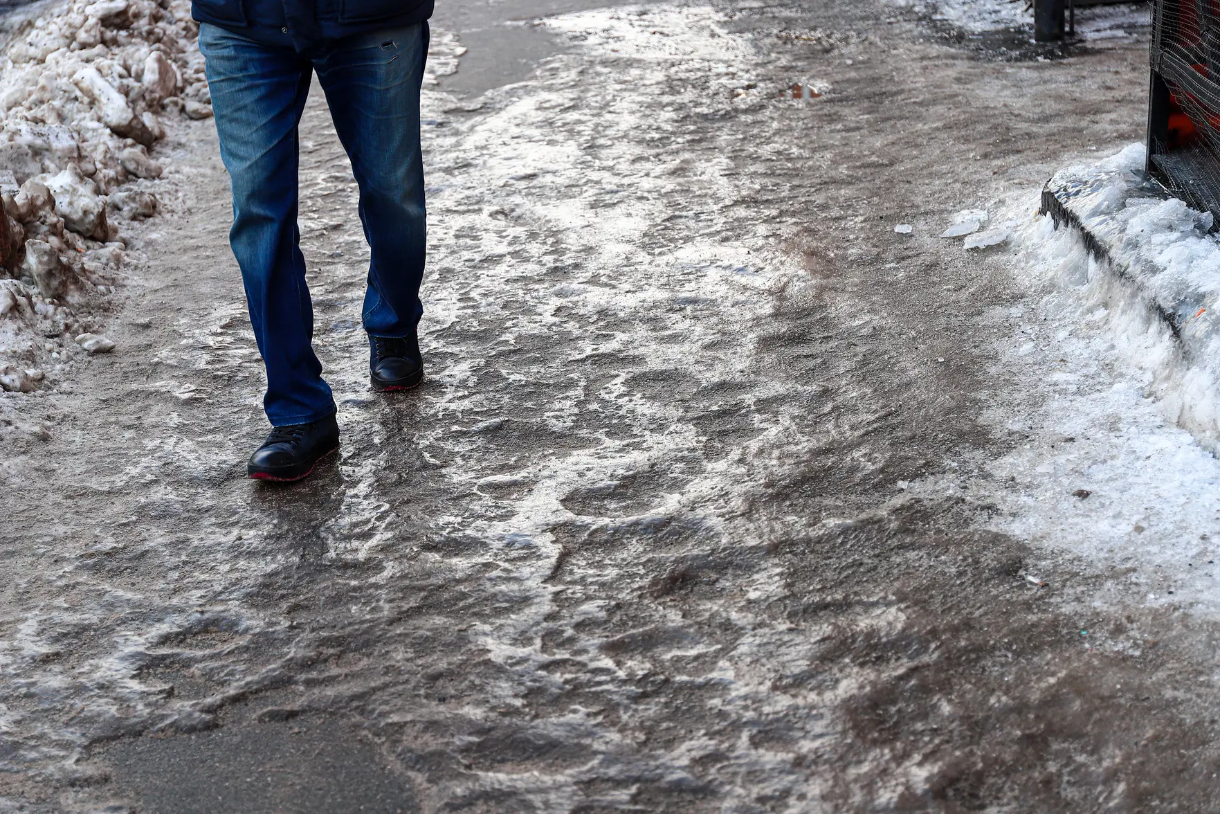 Сильная гололедица ожидается в Москве в понедельник