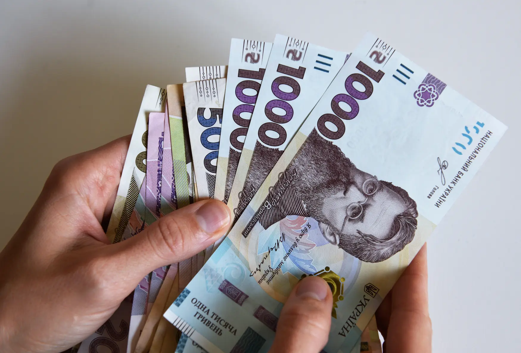 Гривня упала до рекордного минимума: что это значит для цен