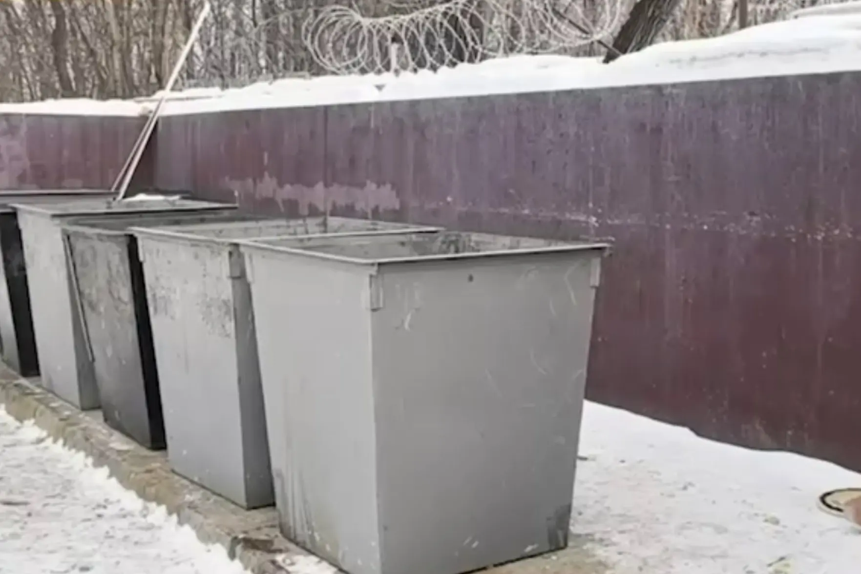 В Хабаровске спор за мусорные баки дошел до колючей проволоки