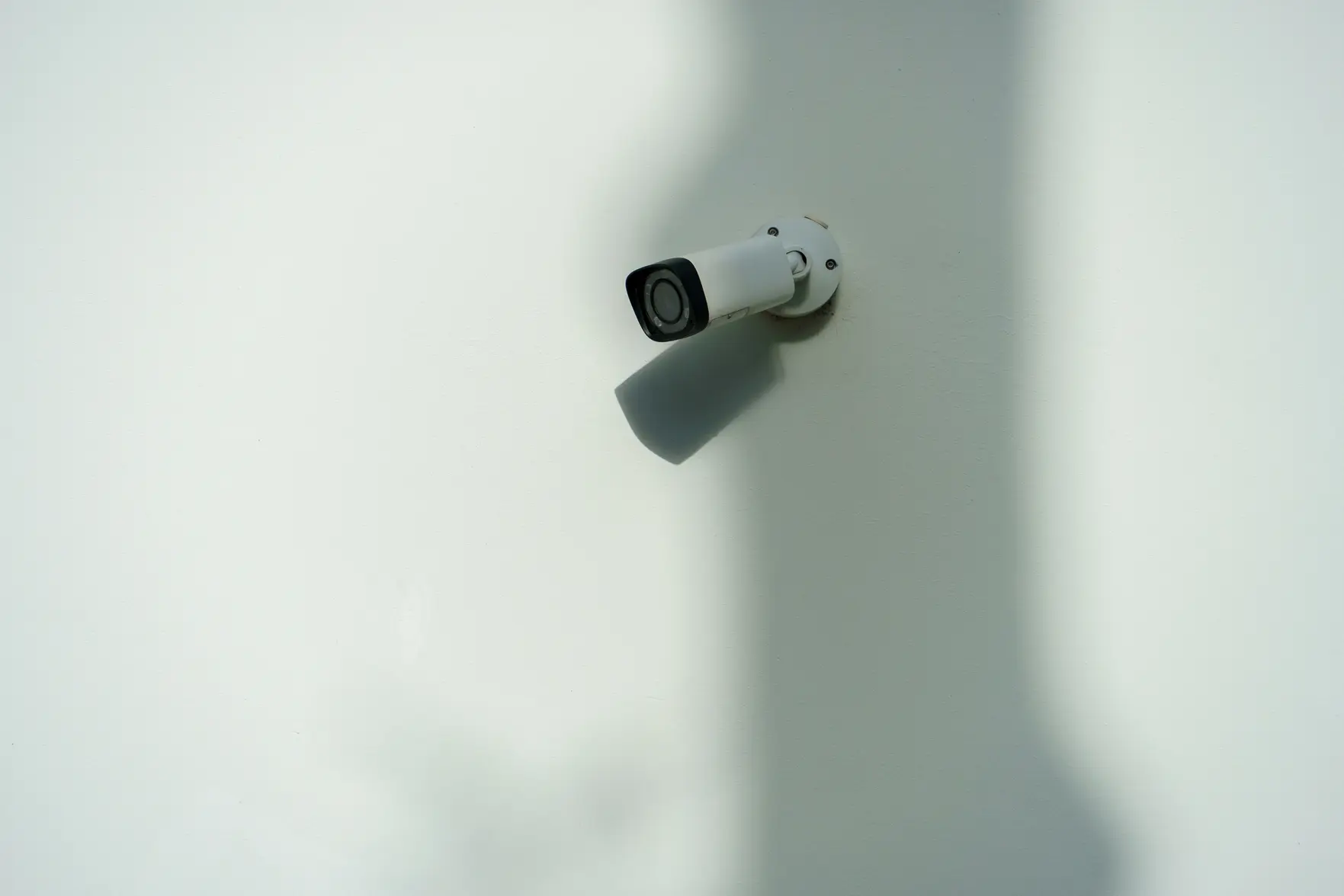 Установка камеры в подъезде без согласия соседей может закончиться штрафом и уголовным делом