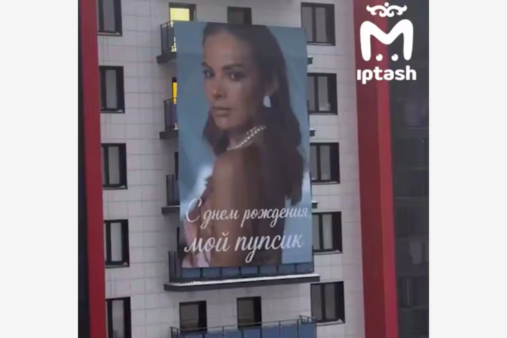 Жители Казани испугались огромной фотографии женщины на доме