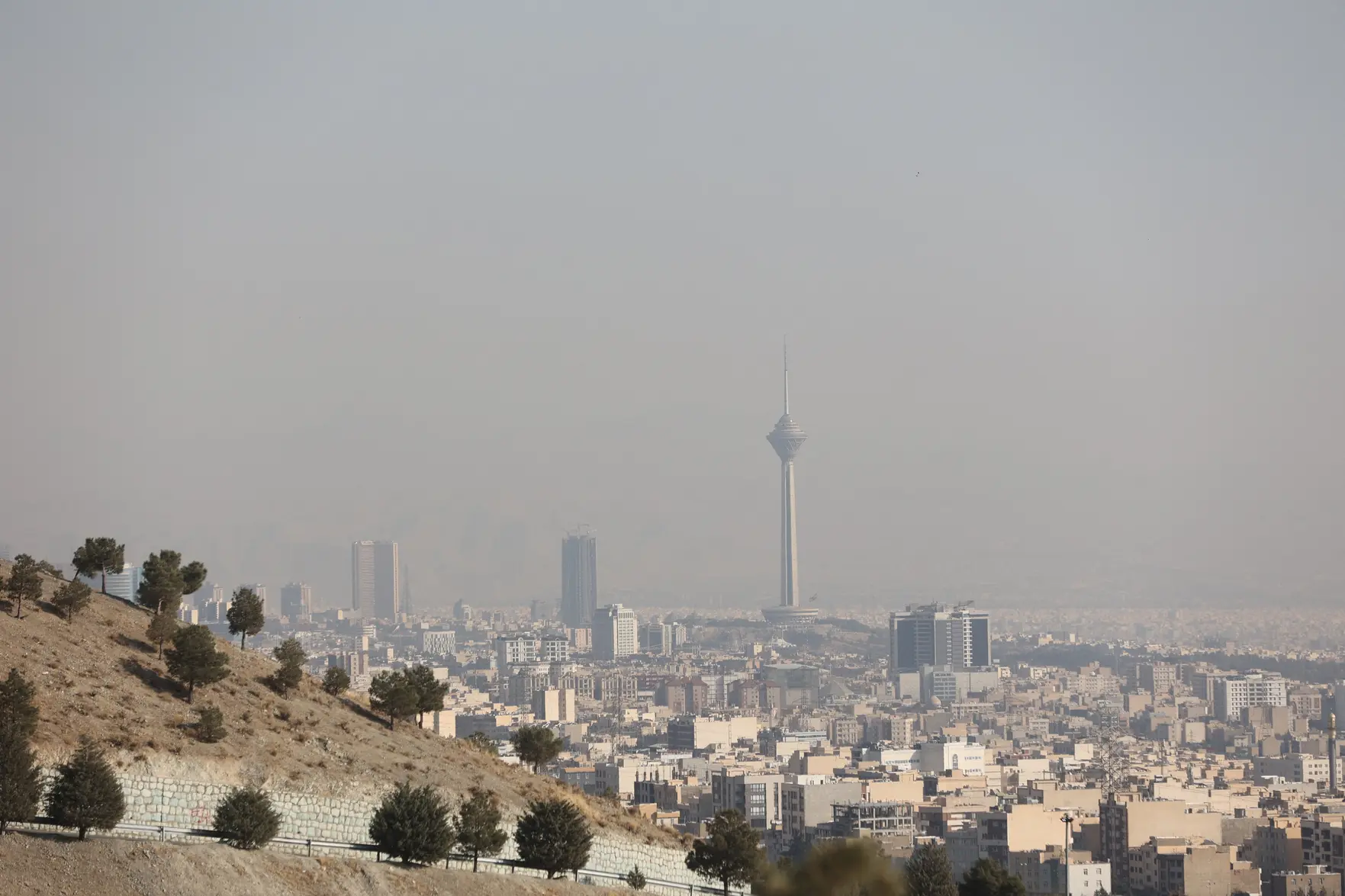 Кислотные дожди угрожают Тегерану после ударов по нефтехранилищам