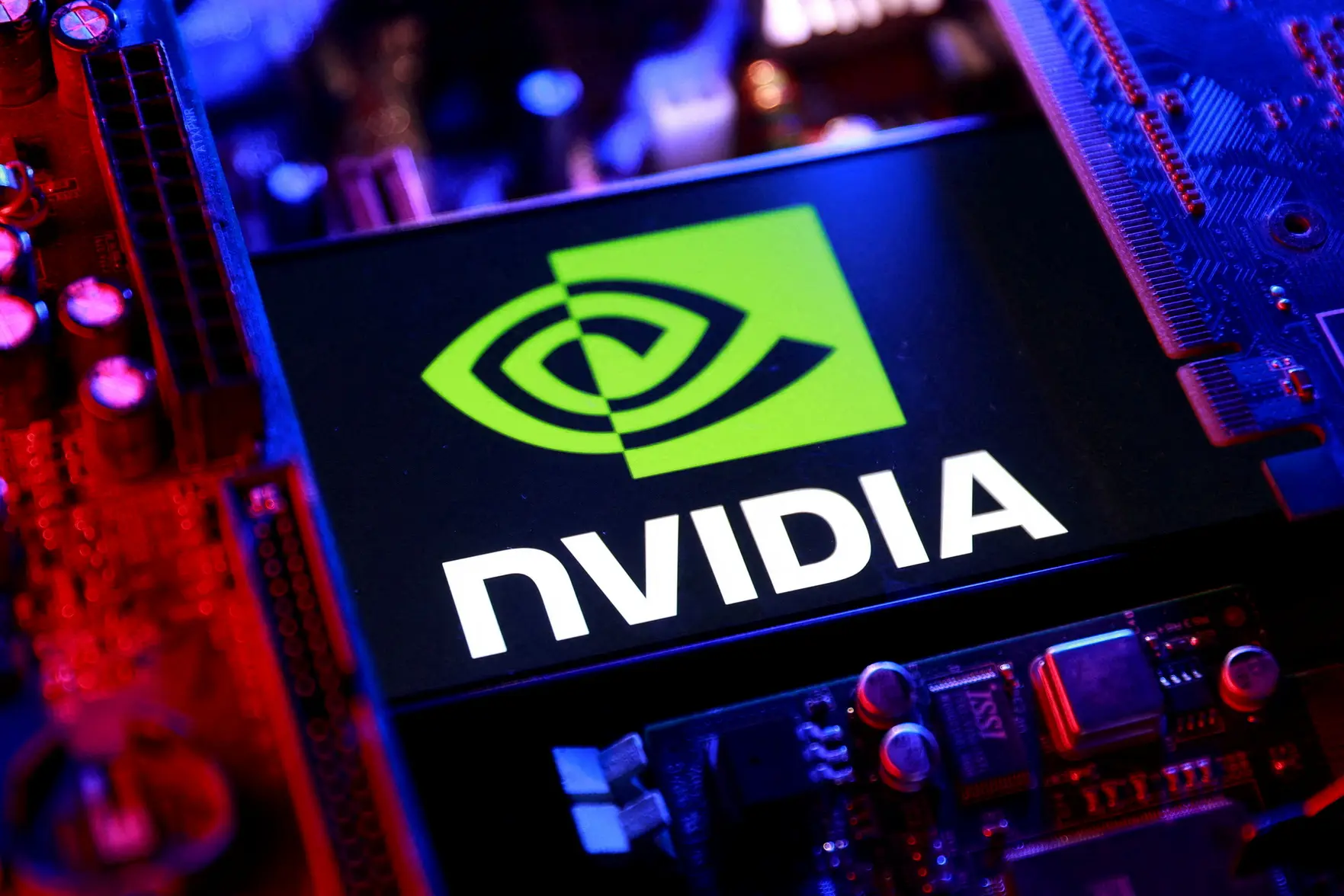 Китай разрешил ByteDance, Alibaba и Tencent купить ИИ-чипы Nvidia H200