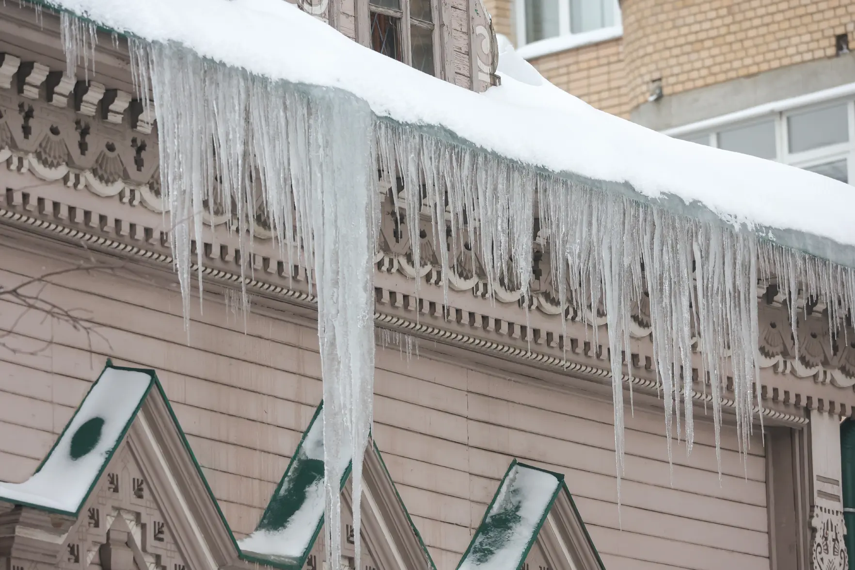 Как получить компенсацию за травму из-за снега и гололеда: что собрать и куда обращаться