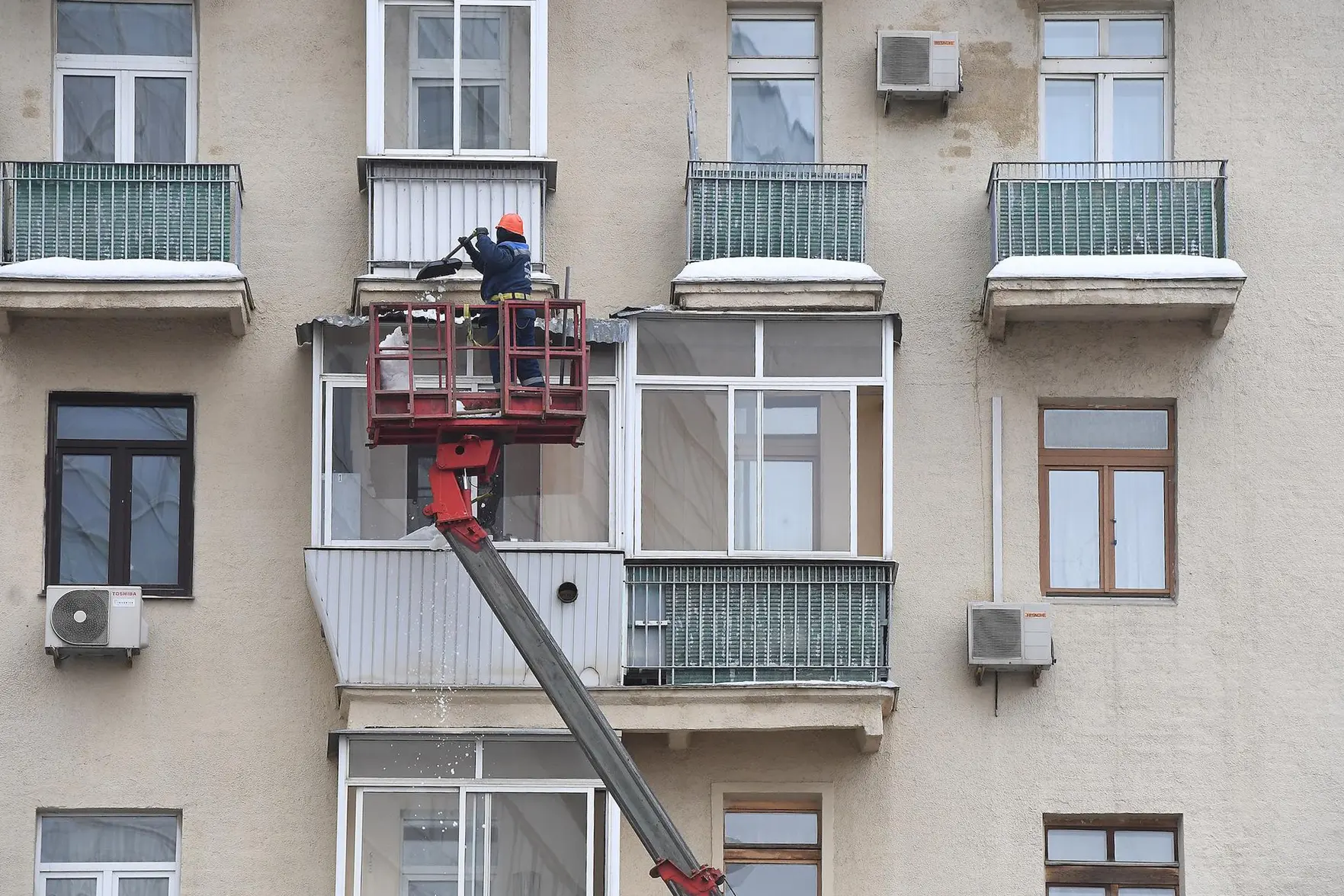 Кто должен убирать снег и сосульки: крыша, балкон и кондиционер