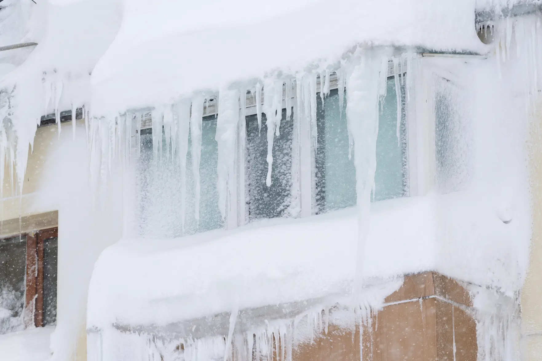 Кто отвечает за снег и сосульки на фасаде и балконе многоквартирного дома