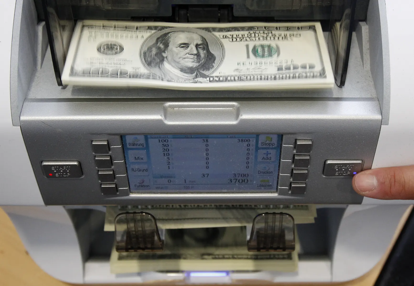 В Госдуме назвали коридор курса доллара на март: 75–80 рублей, при рисках до 83