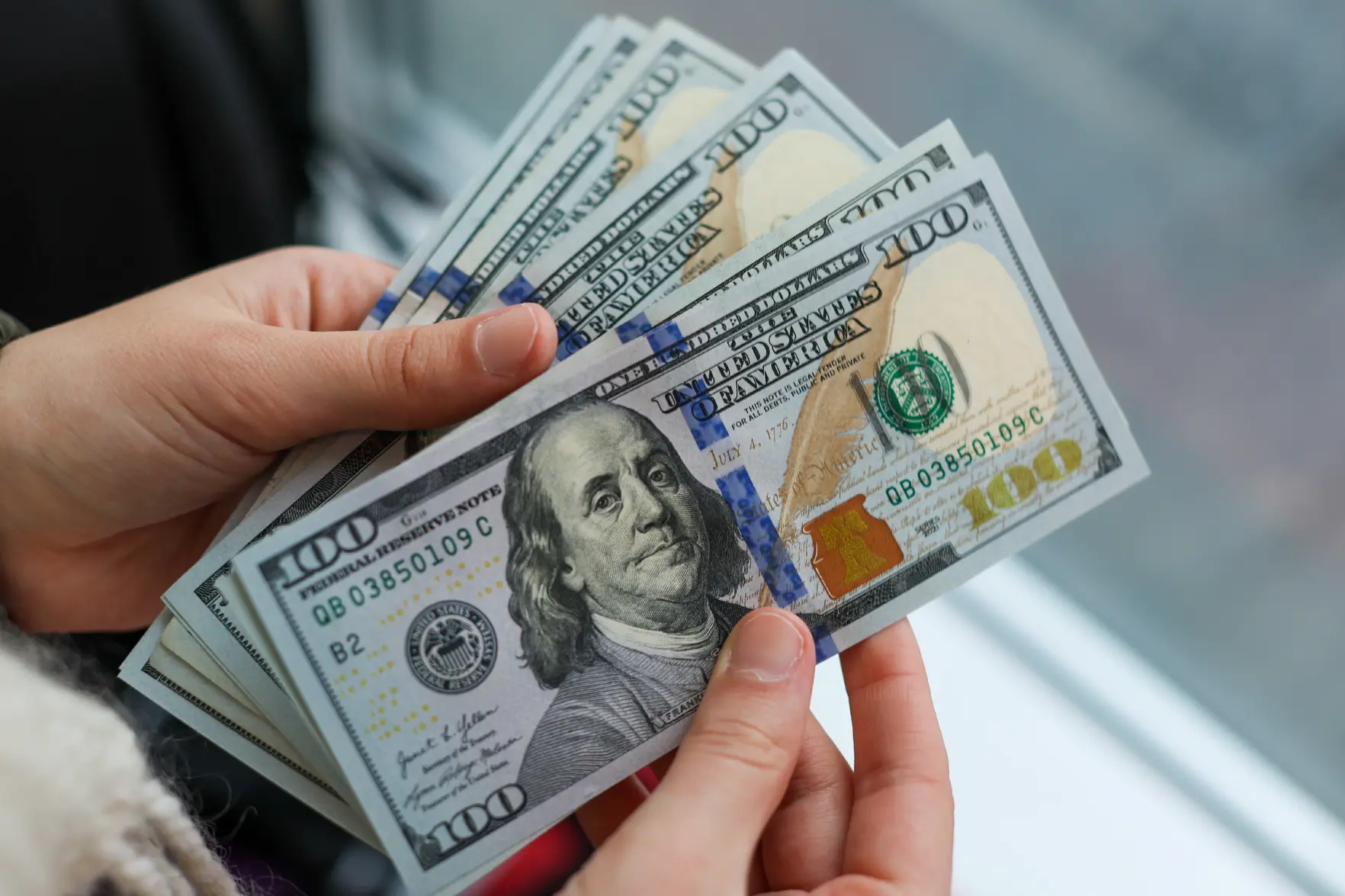 Курс доллара может упасть ниже 70 рублей из-за конфликта на Ближнем Востоке