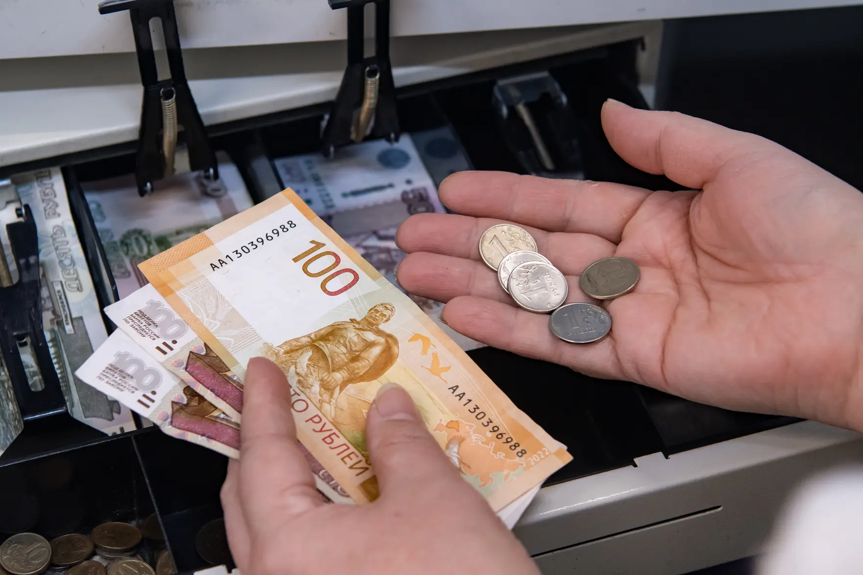 Курс рубля на 12 февраля: доллар и евро подросли
