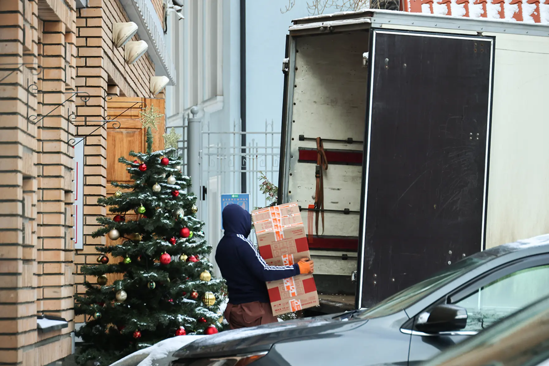 Лариса Долина не съехала из квартиры