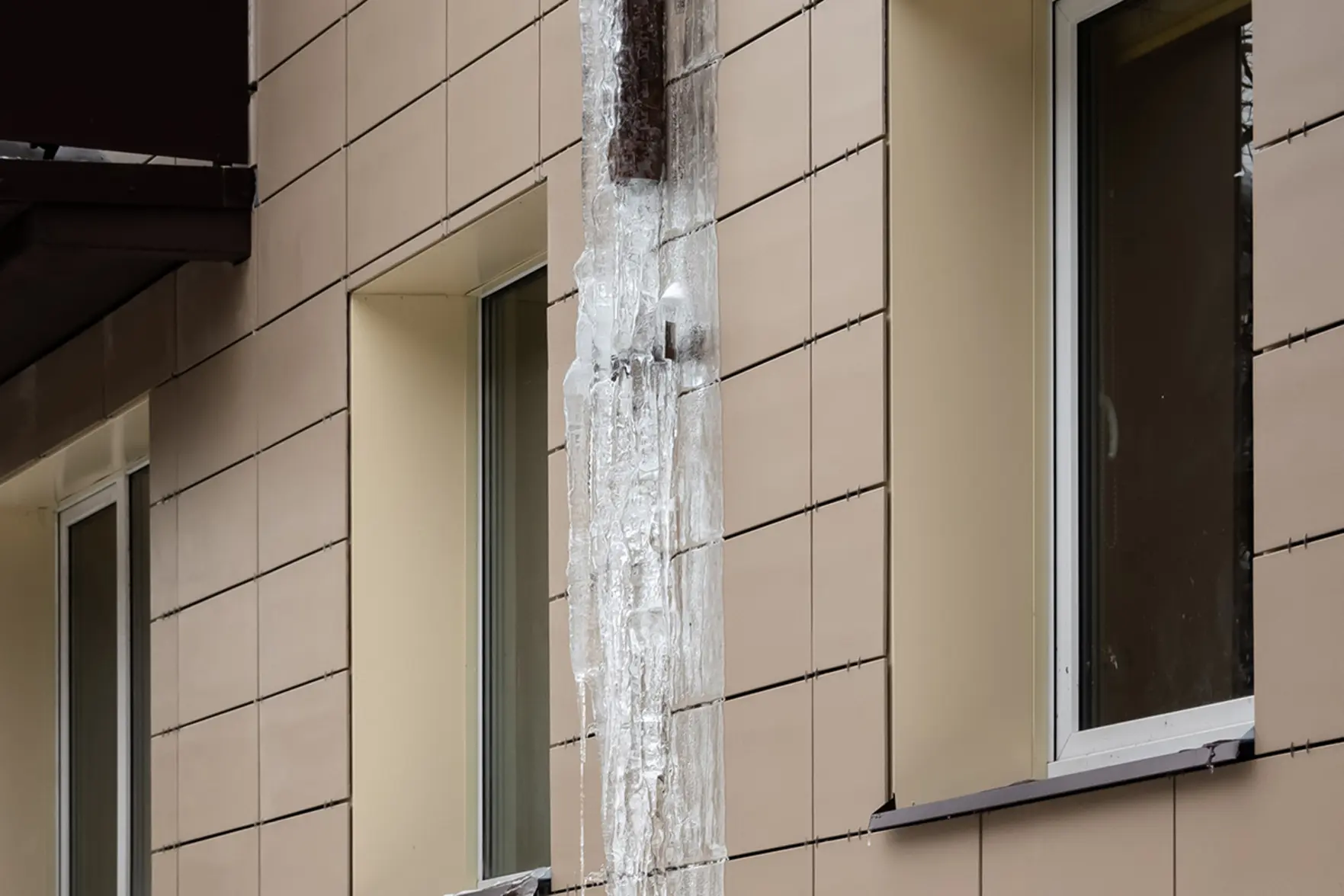 Ледяное "привидение" появилось в Санкт-Петербурге