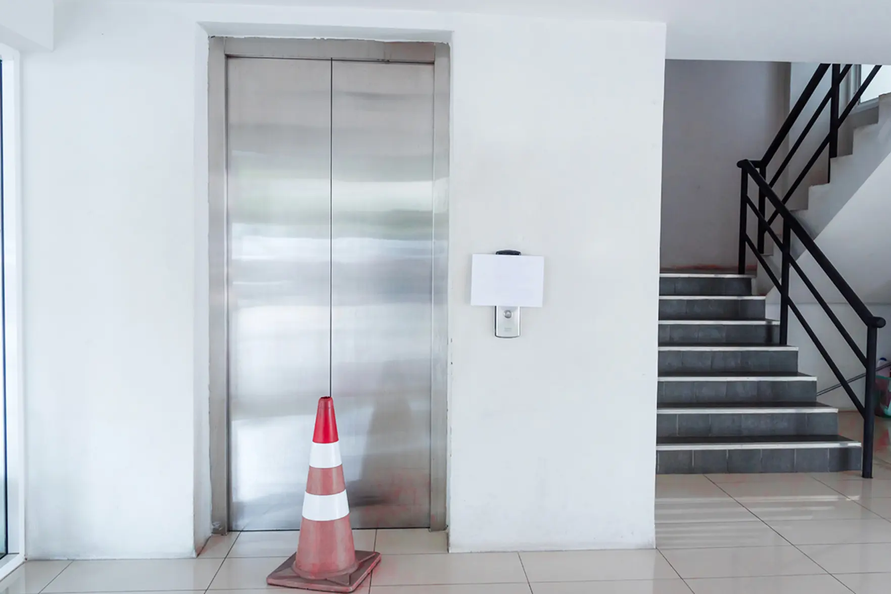 В Малоярославце инвалид не может выйти из дома из-за отключенного лифта