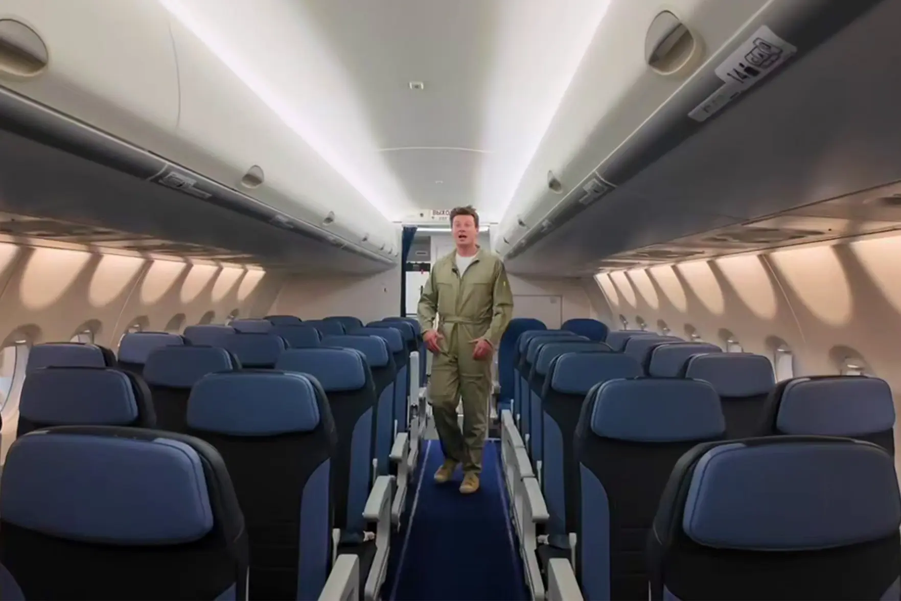 Минпромторг показал интерьер SJ-100: салон на 100 мест и кресла от российских компаний