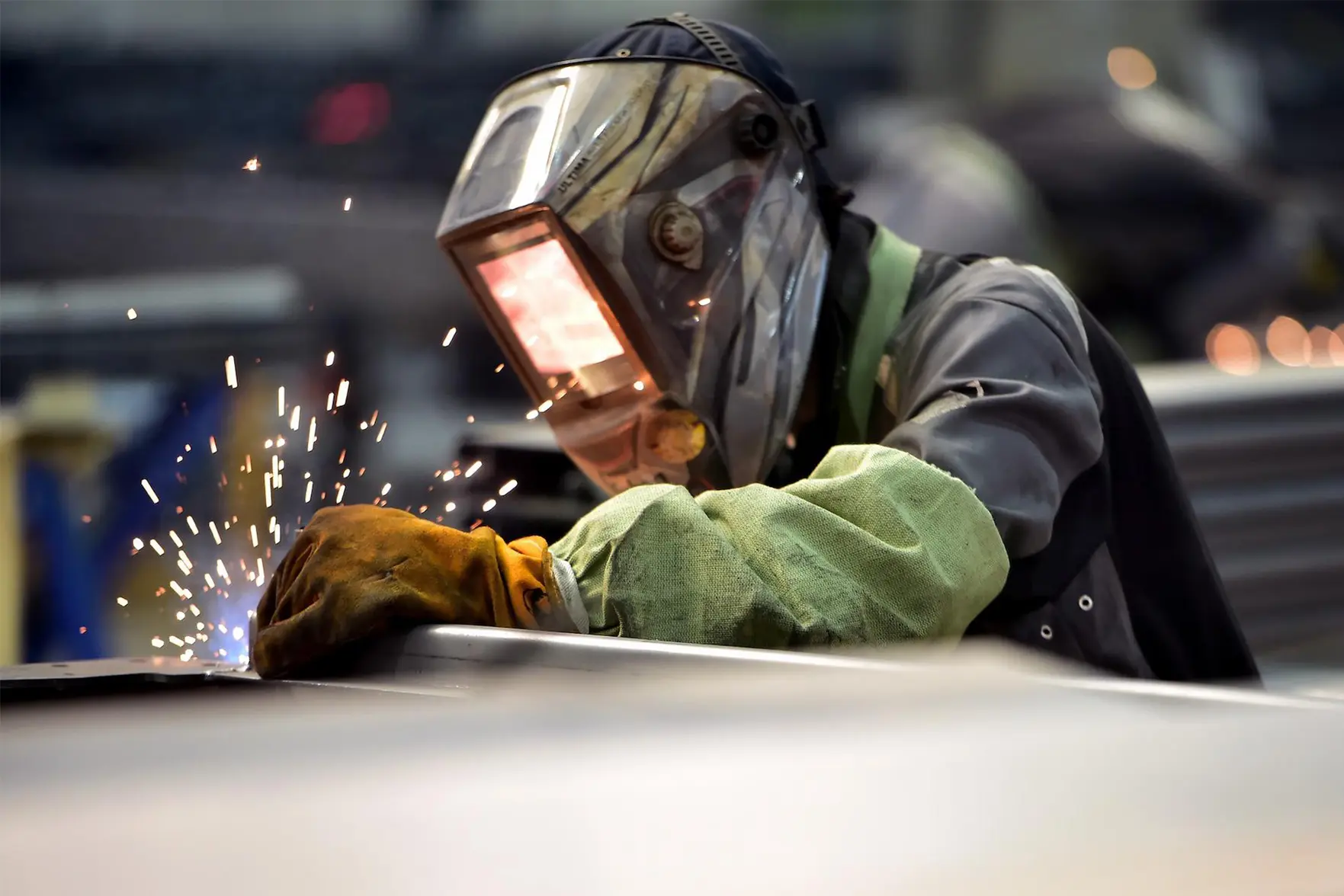 В Минстрое рассказали о росте зарплат сварщиков на фоне дефицита кадров в строительстве