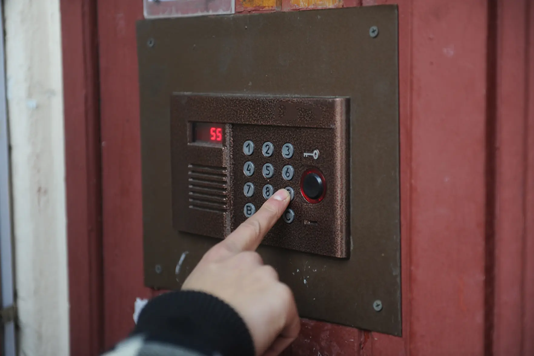 Мошенники предлагают заменить домофон: как не потерять деньги