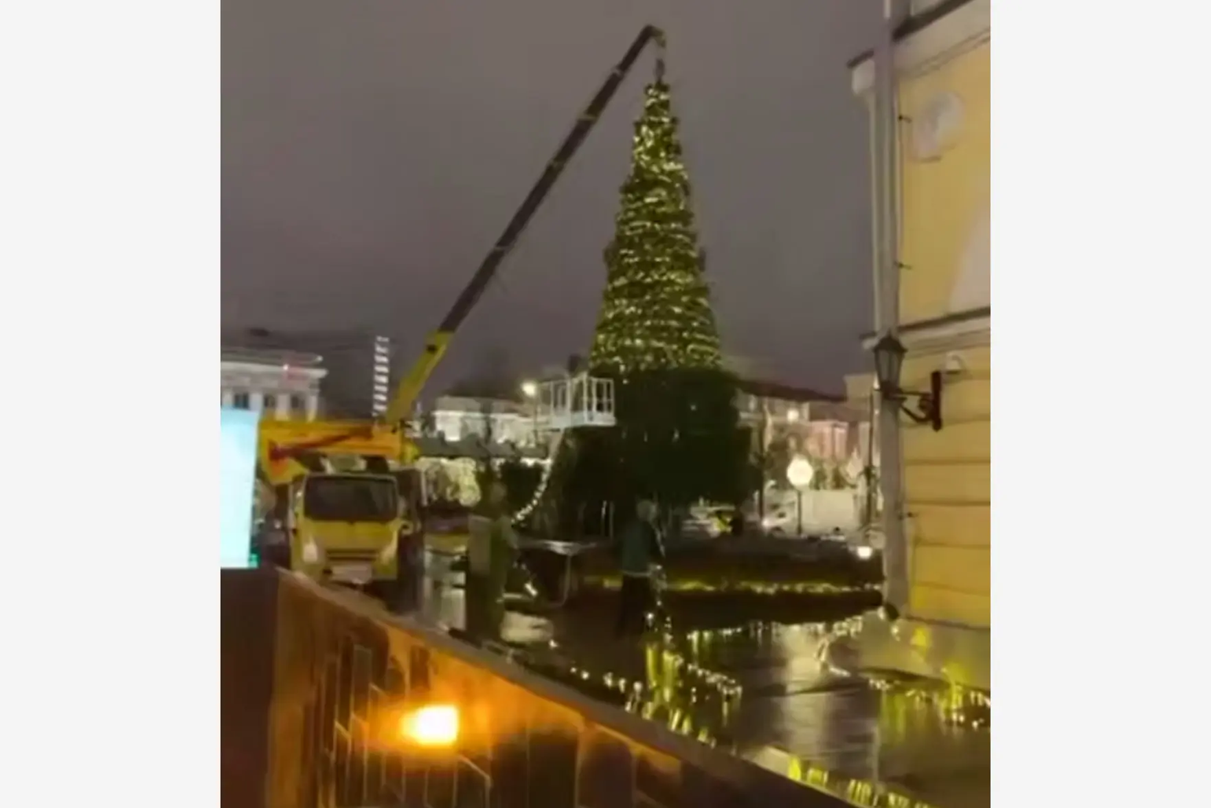 Московские коммунальщики нарядили елку в центре города