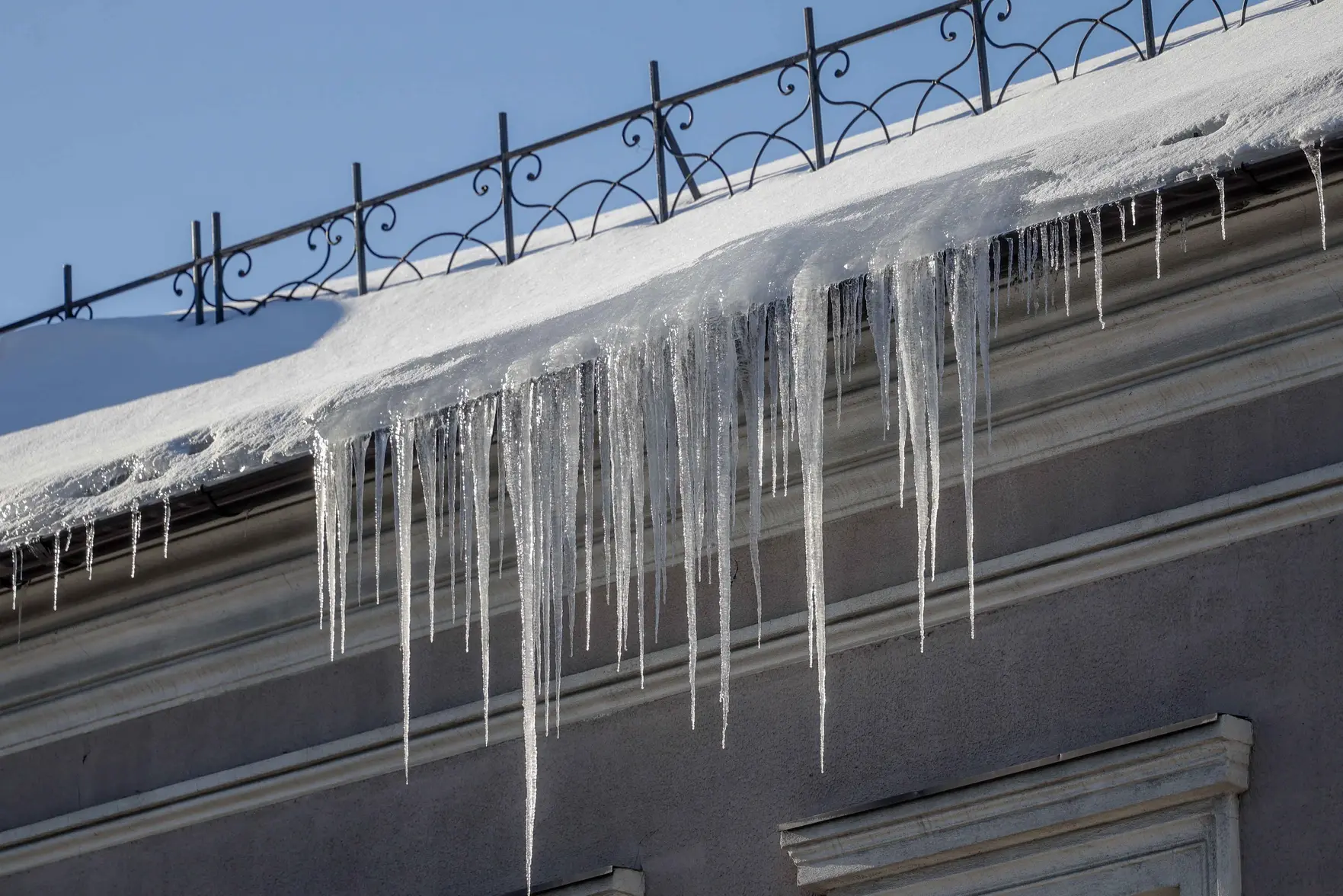 Москвичам грозят падающие сосульки и снег с крыш