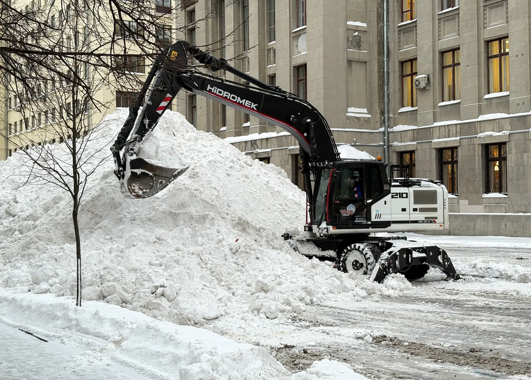 В Москве сугробы выросли вдвое выше нормы и могут обновить рекорд 29 января