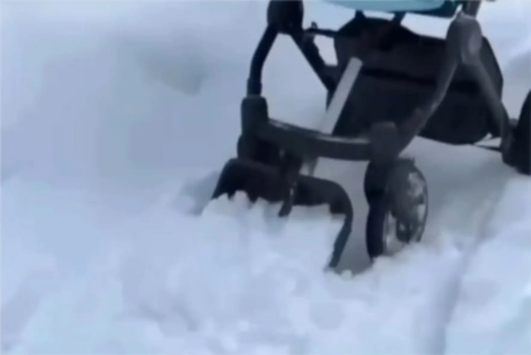 Москвички прицепили лопату к коляске и расчистили дорожку от снега