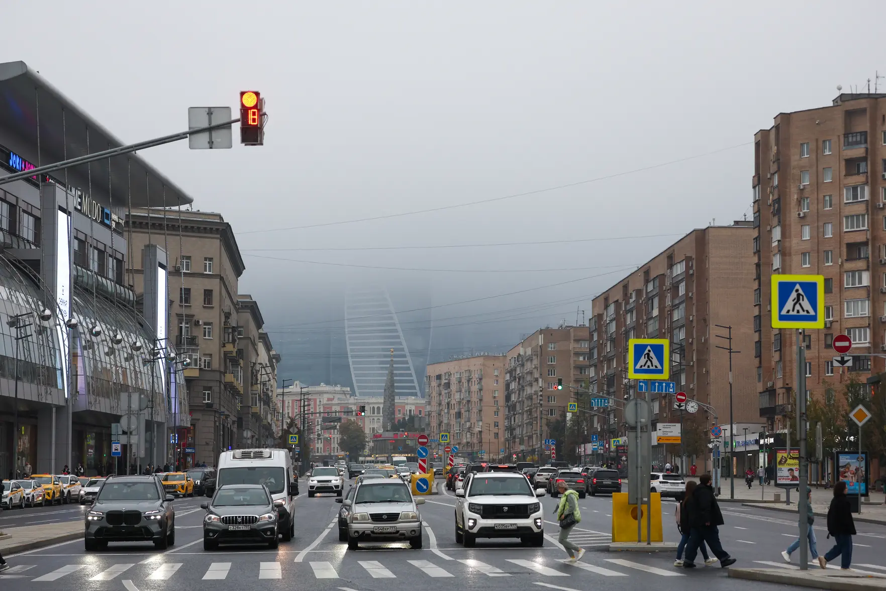 Москву накрыл туман на фоне потепления: видимость у МГУ упала до 500 метров