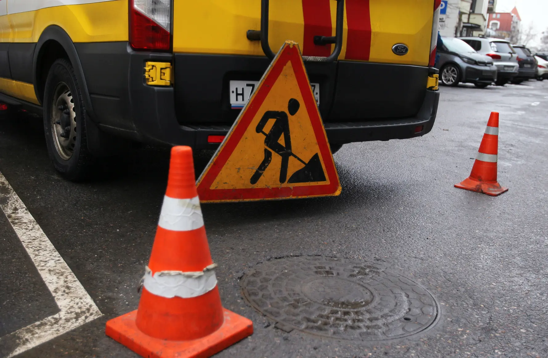 В Нальчике пенсионерка упала в канализационный люк, прикрытый мусором