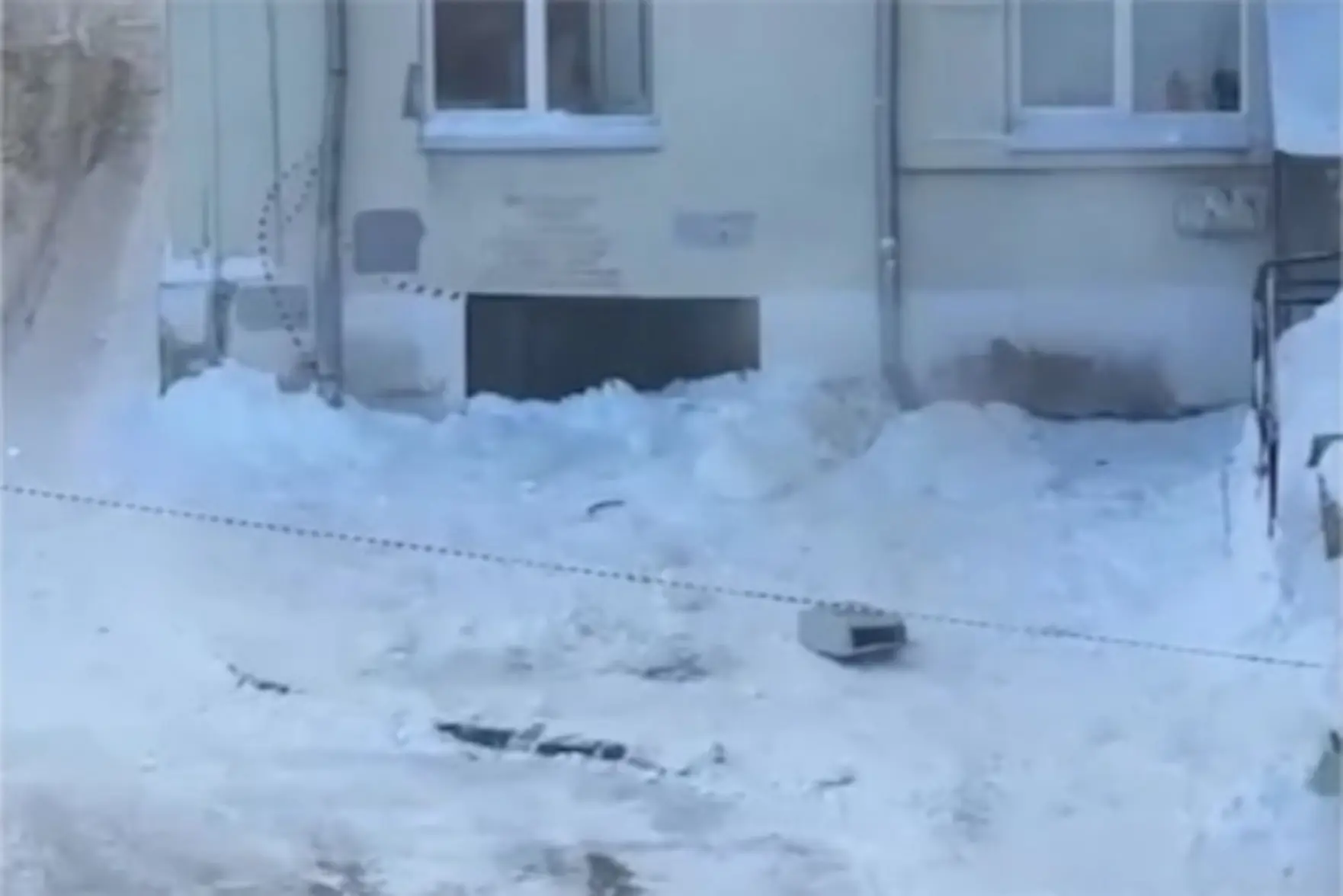 В Нижнем Новгороде при сбивании льда с крыши вниз упали два кондиционера