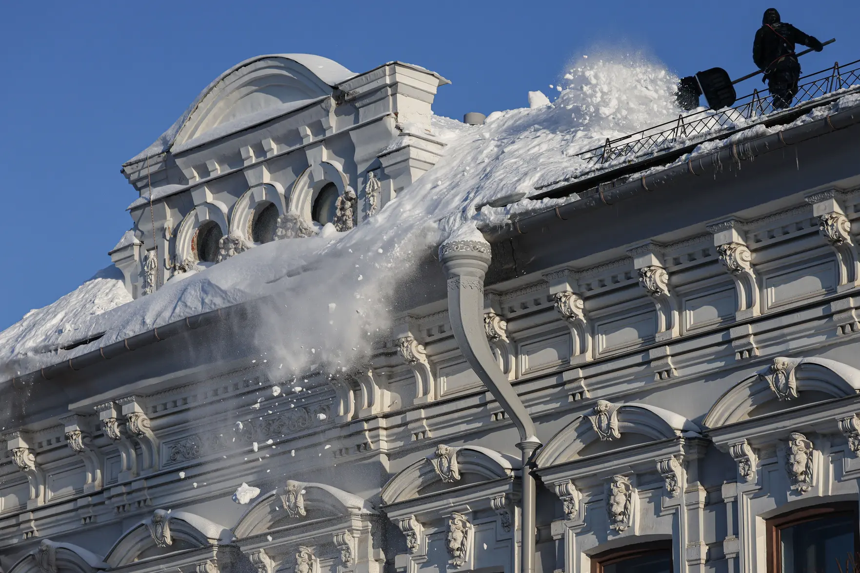 В Нижнем Новгороде снег с крыши упал на детей во время экскурсии