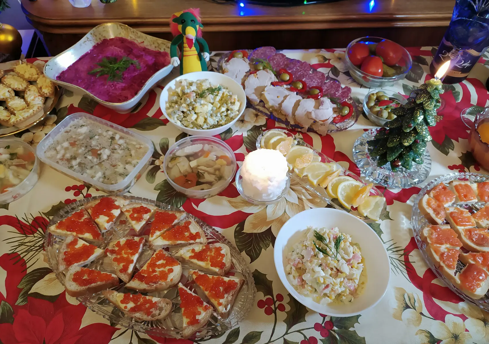 Новогодний стол обойдется в 10 тысяч рублей