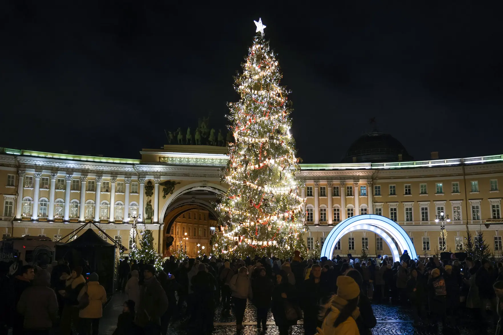 Новогодняя ель в Санкт-Петербурге под угрозой из-за сильного ветра