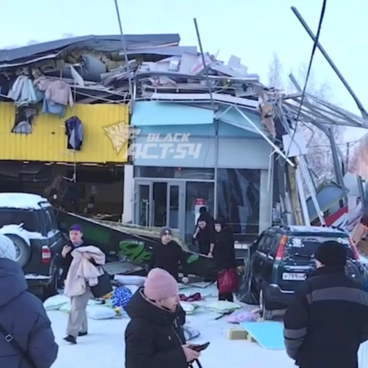 В Новосибирске обрушилась крыша ТЦ: здание ранее надстроили вторым этажом